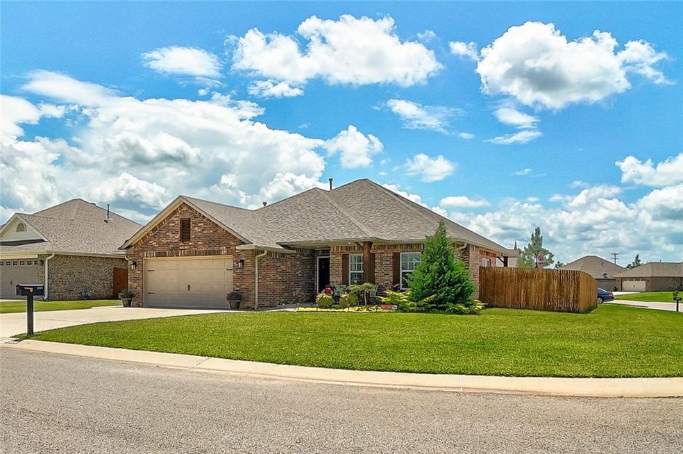 2228 Crooked Oak Dr, Shawnee, OK 74804 - photo 1