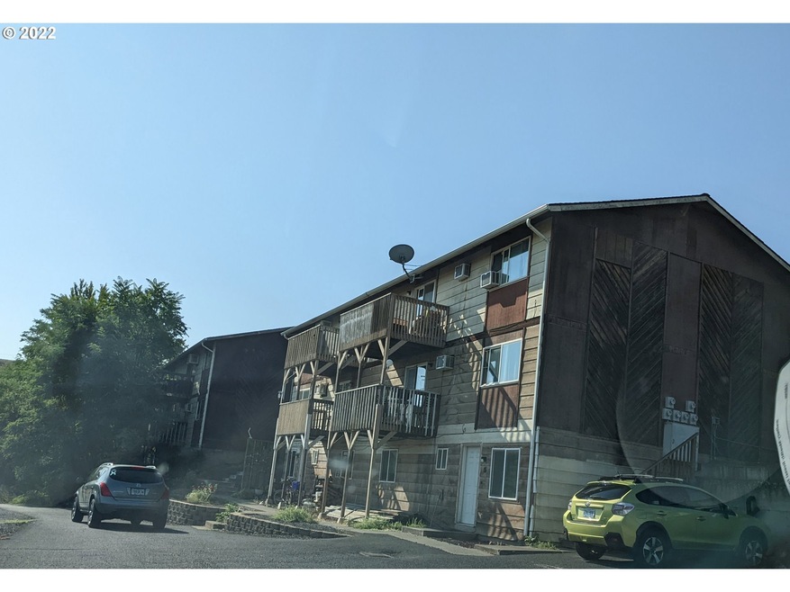 912 SE 2nd St, Pendleton, OR 97801 - photo 1