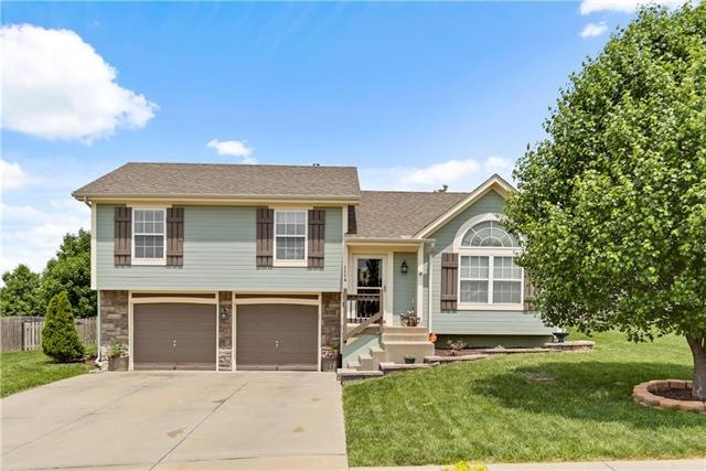 1114 Carlisle Dr, Raymore, MO 64083 - photo 1