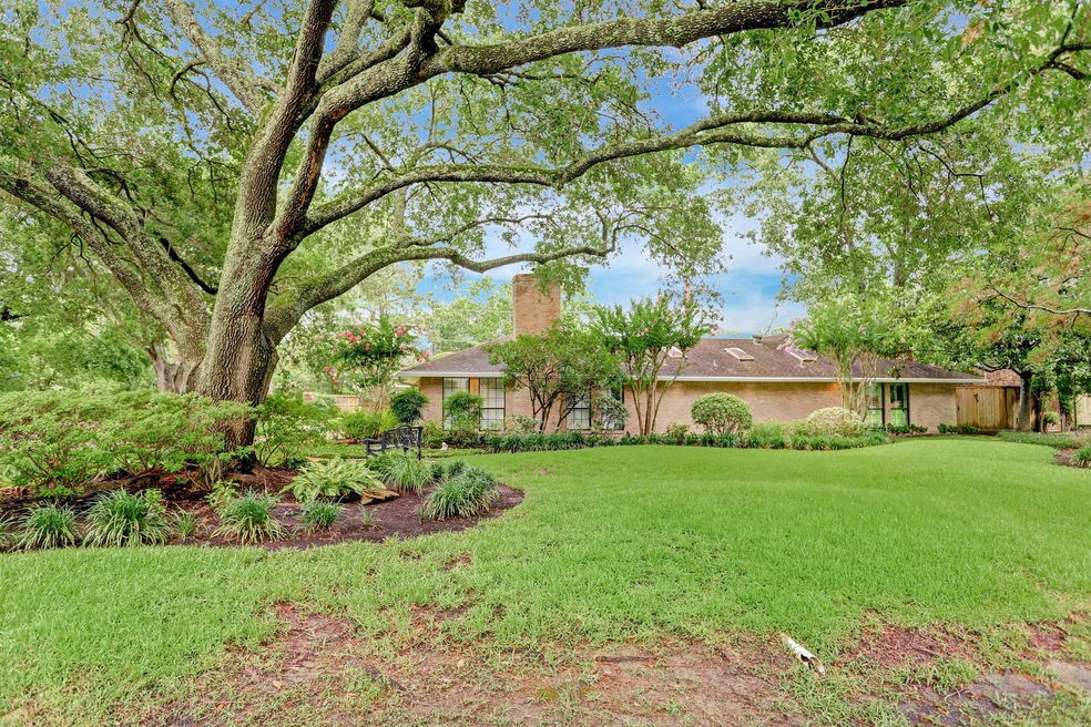 8 Chuckanut Ln, Houston, TX 77024 - photo 1