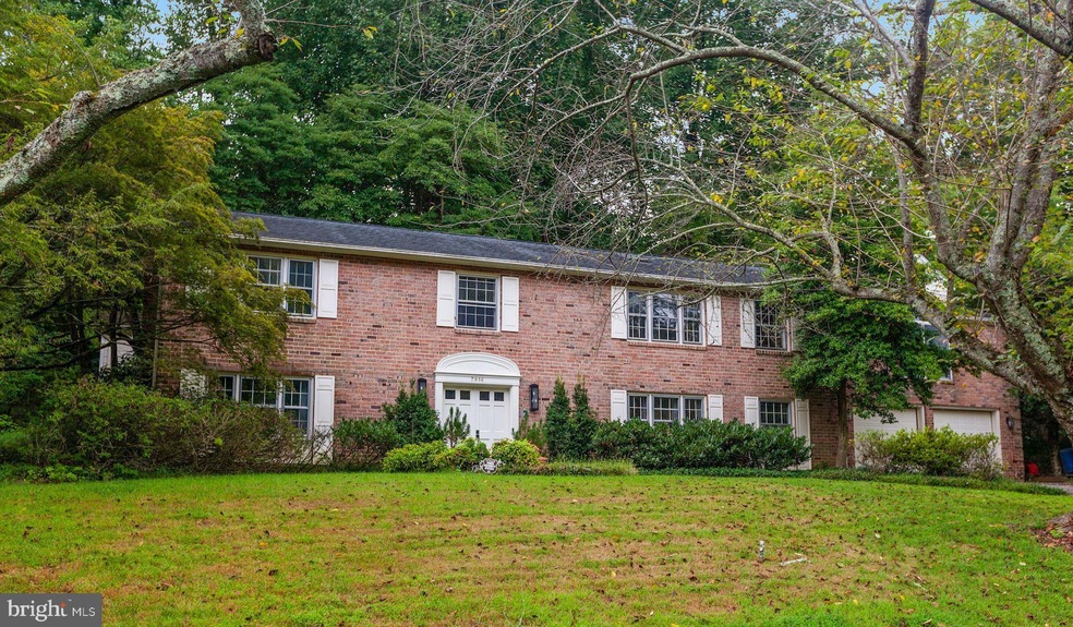 7916 Robison Rd, Bethesda, MD 20817 - photo 1