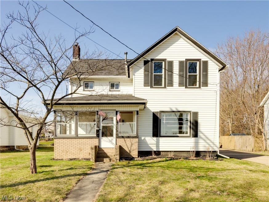 View of front of home featuring a front lawn