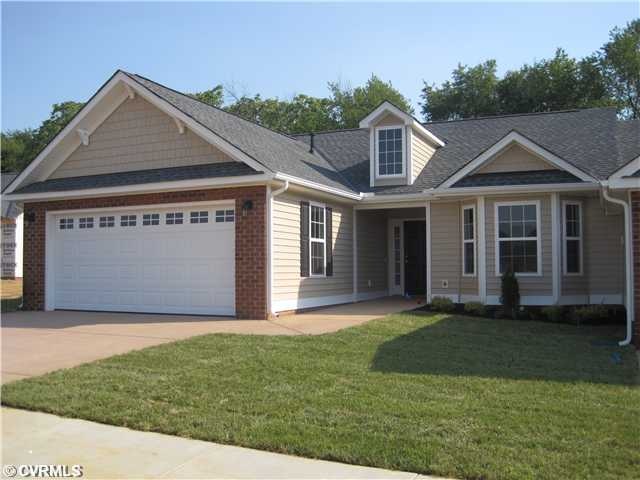 Exterior Front - Convenient Front Load Garage , En