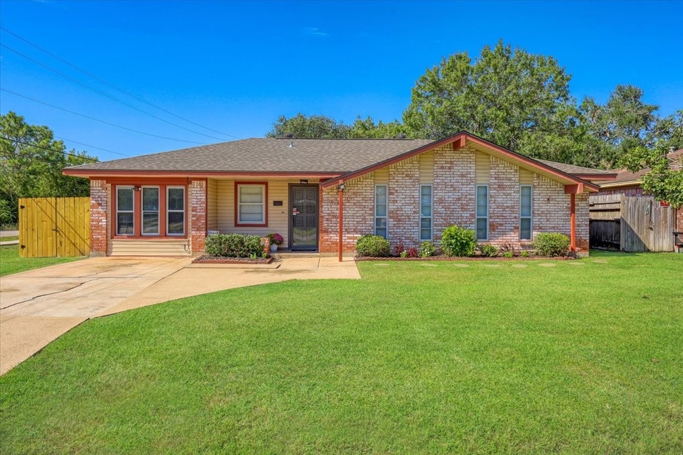 1004 Dyche Ln, Alvin, TX 77511 - photo 1