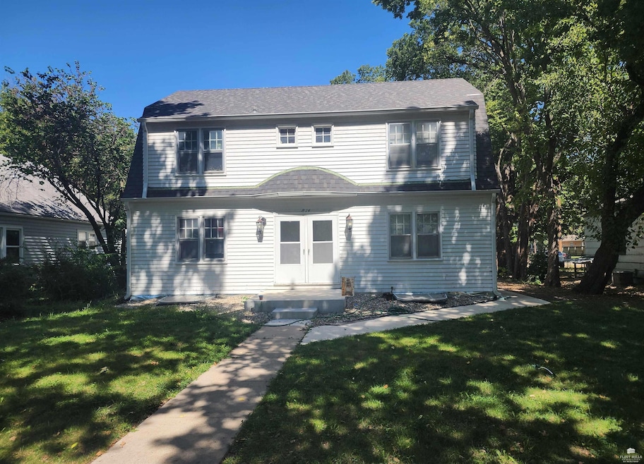 814 Thurston St, Manhattan, KS 66502 - photo 1