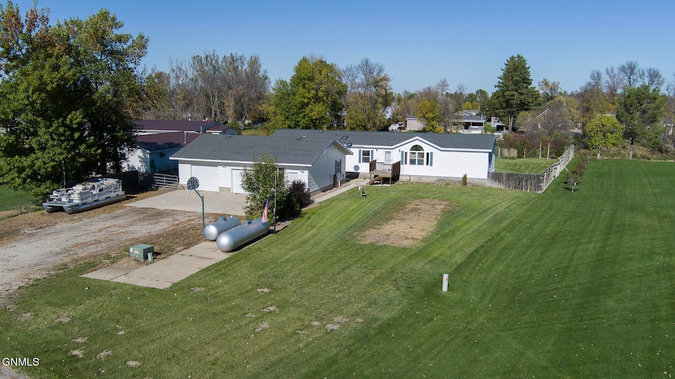520 Rosie Ln N, Mandan, ND 58554 - photo 1
