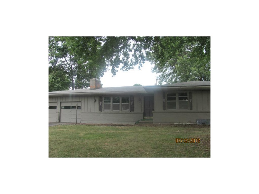 807 NW B St, Blue Springs, MO 64015 - photo 1