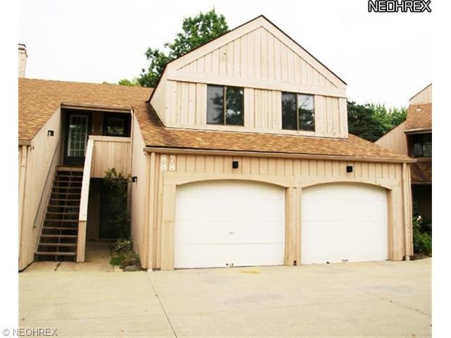 Entrance upstairs, right garage door. Both windows