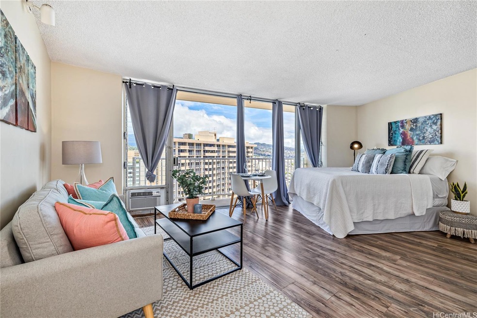 Top Floor Studio! Hardwood Floor throughout, fully