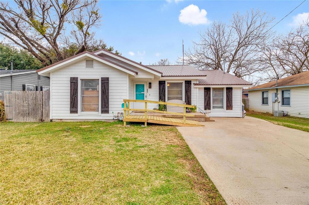 603 Travis St, Ennis, TX 75119 - photo 1