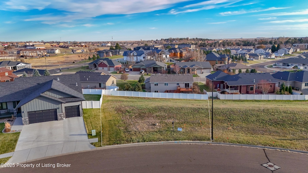 1772 Sunrise Dr, Dickinson, ND 58601 - photo 1