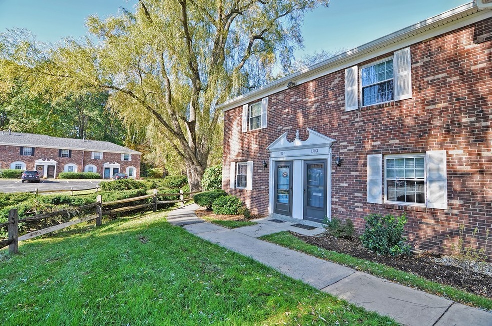 1302 Windsor Dr, Framingham, MA 01701 - photo 1