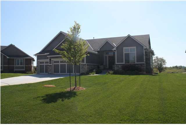 LIke new, Nies-built home.