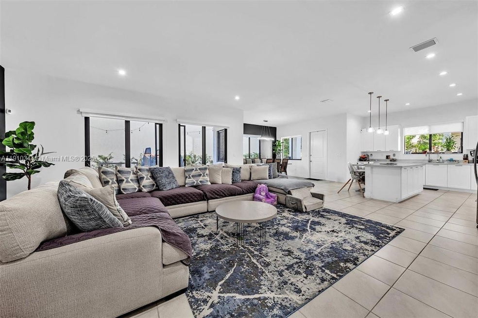 4346 NW 81st Ave, Doral, FL 33166 - photo 1