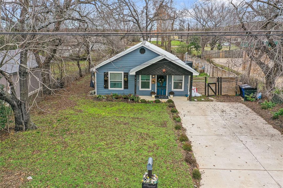 611 W Coffin St, Denison, TX 75020 - photo 1