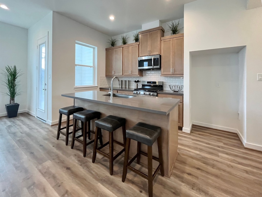 1103 Highland Square Ln, Houston, TX 77091 - photo 1