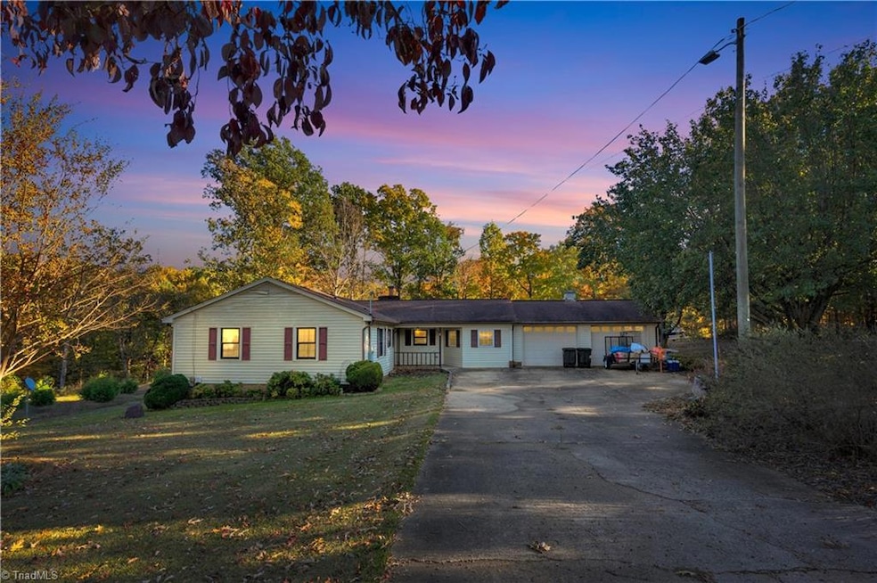 677 Kennedy Country Dr, Asheboro, NC 27205 - photo 1