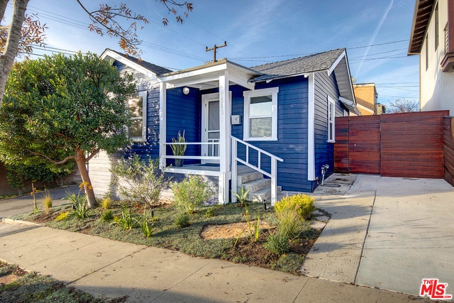 513 W Holly Ave, El Segundo, CA 90245 - photo 1