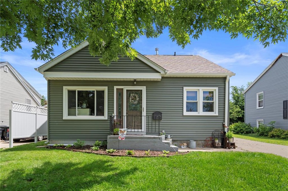 1120 24th St SE, Cedar Rapids, IA 52403 - photo 1