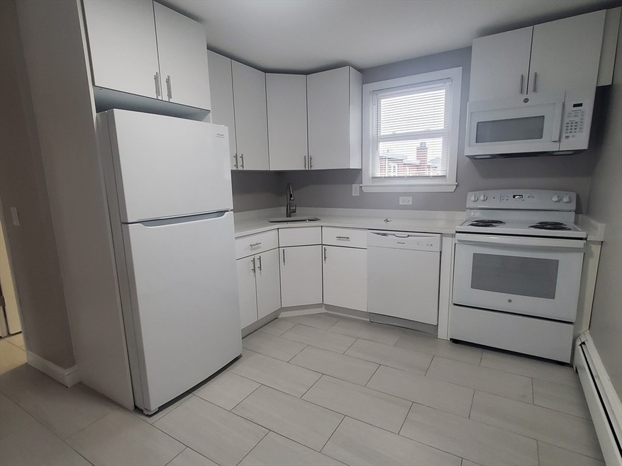 433 B Sea St unit 5, Quincy, MA 02169 - photo 1