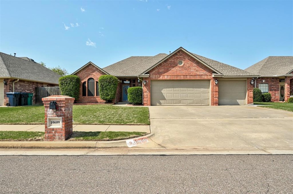 View of front of house with a garage and a front l