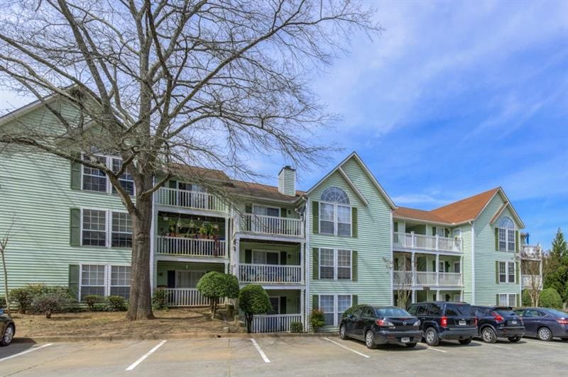 Bright And Spacious End-Unit Condo!