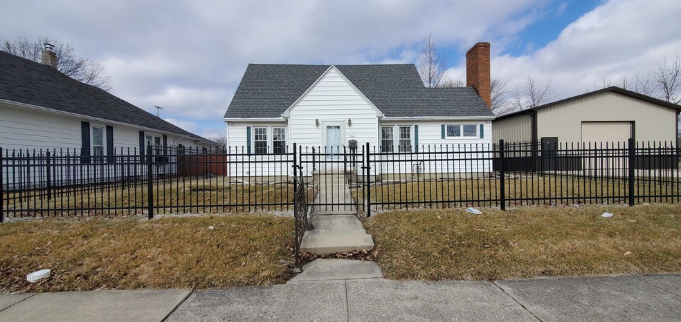 504 E Benton St, Wapakoneta, OH 45895 - photo 1