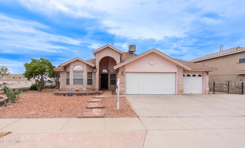 13813 Horizon Heights Cir, Horizon City, TX 79928 - photo 1