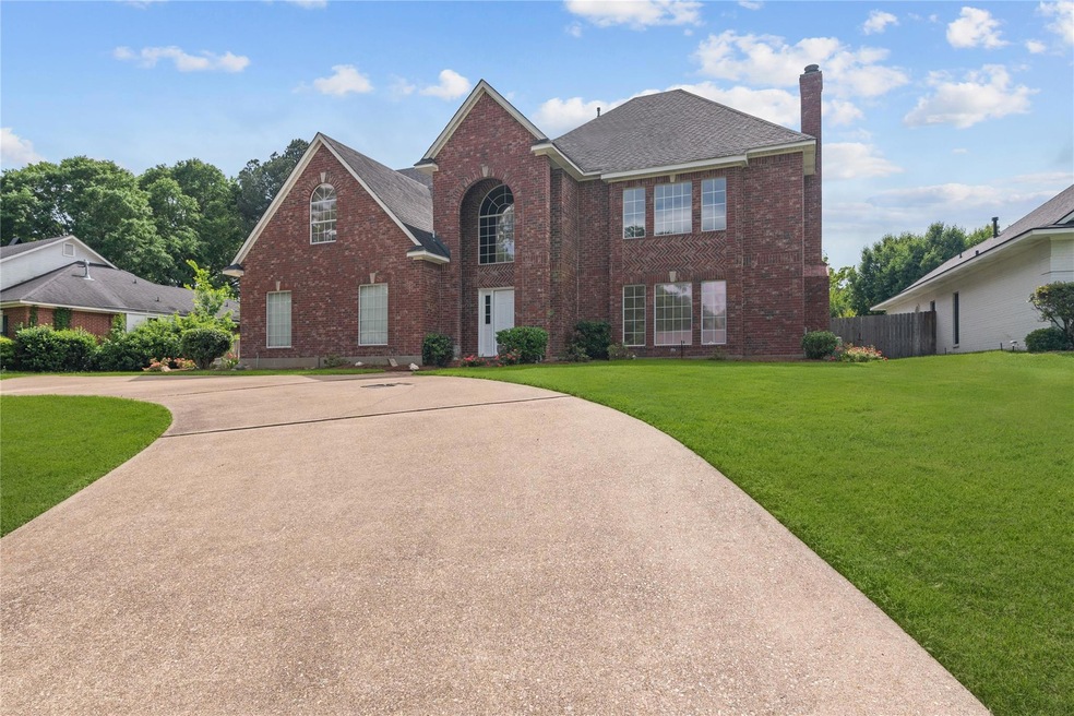 Colonial home featuring a circular front driveway