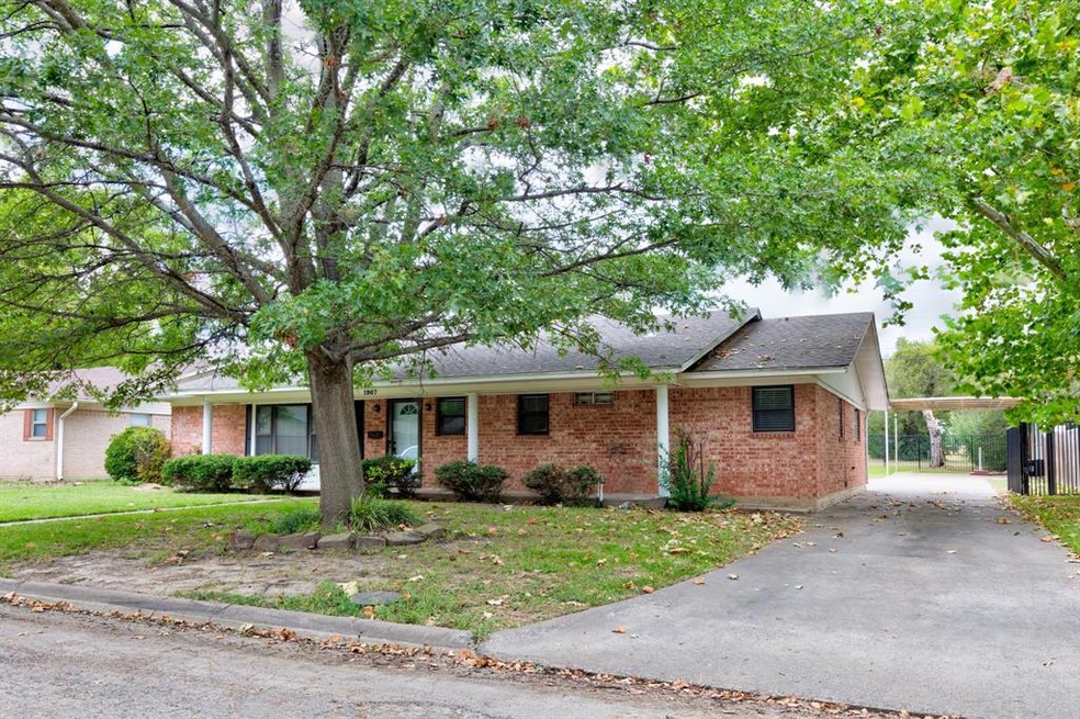 1907 Bridle Ln, Gainesville, TX 76240 - photo 1