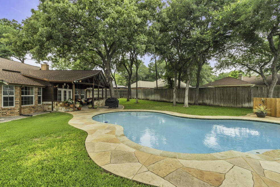 613 Fairlane Ct, Hurst, TX 76054 - photo 1