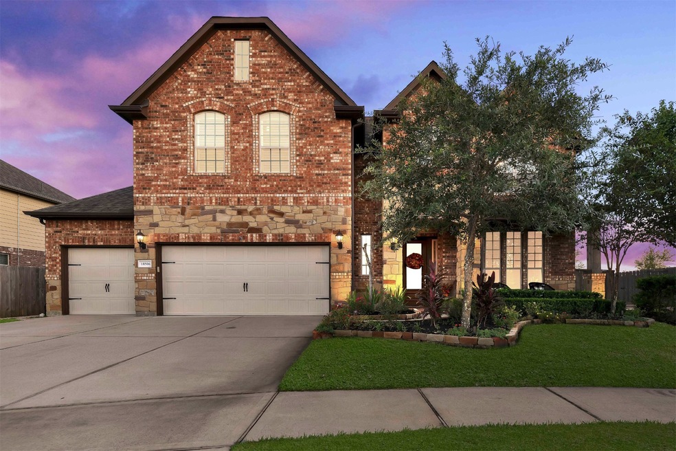 Beautiful home with 3 car airconditioned garage and painted floor