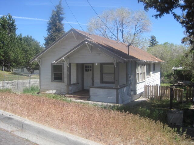 1881 Academy Ave, Klamath Falls, OR 97601 - photo 1