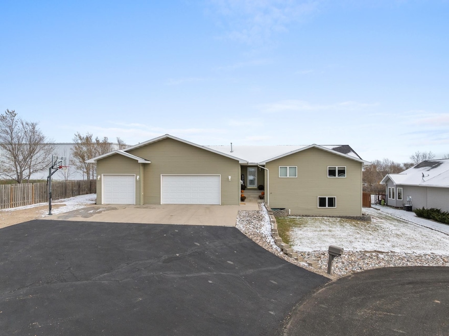 1001 70th St SE, Minot, ND 58701 - photo 1