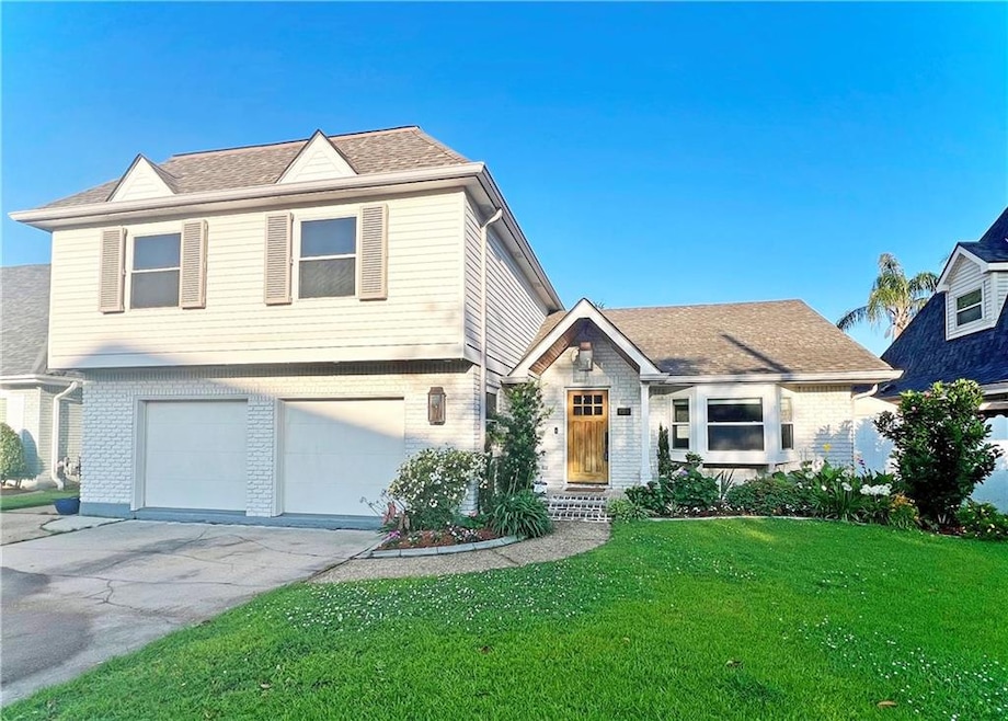 Great curb appeal - natural wood & gas lanterns