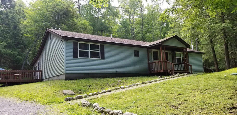 135 Oak Manor Dr, Milford, PA 18337 - photo 1