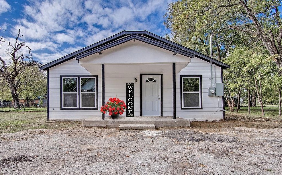 1013 Trinity St, Cleburne, TX 76031 - photo 1