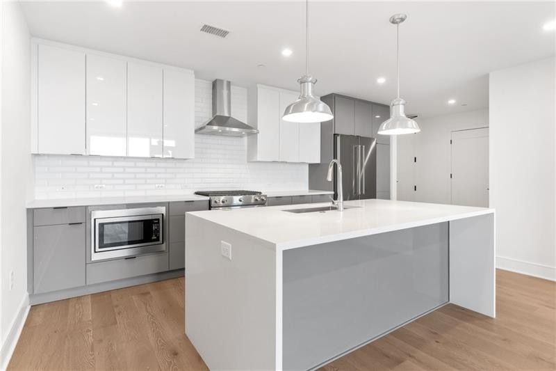 7' kitchen island that faces the gorgeous floor to