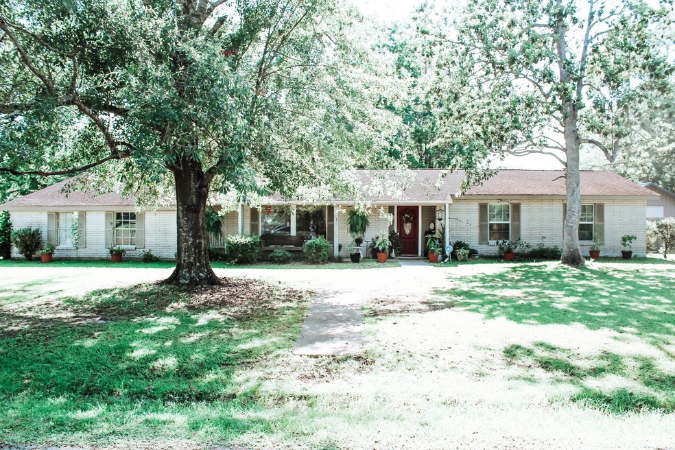 7121 Lynd St, Moss Point, MS 39563 - photo 1