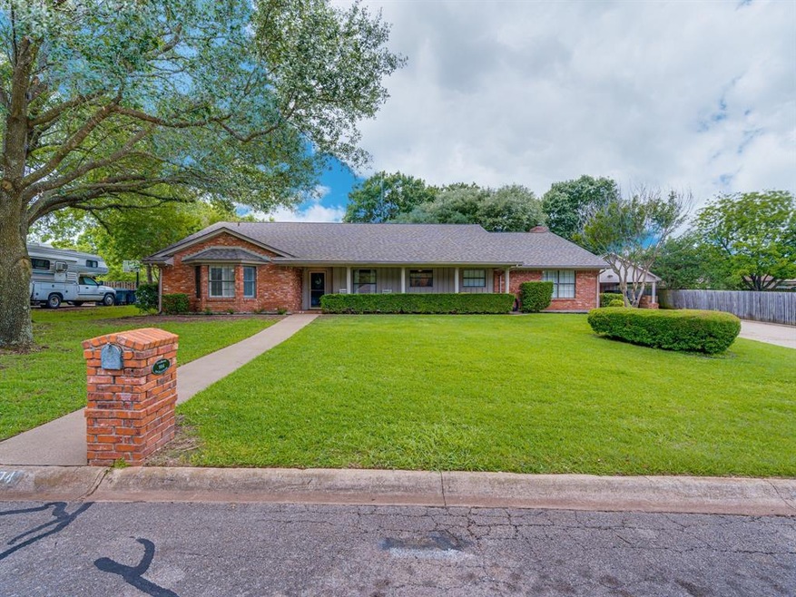 904 Highland Dr, Cleburne, TX 76033 - photo 1