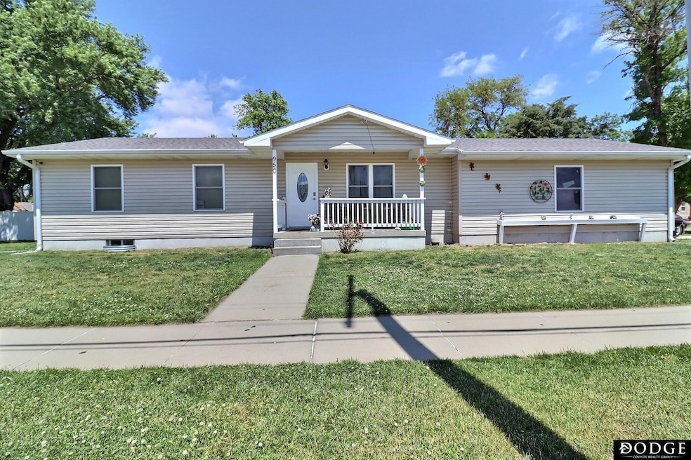 950 E 16th St, Fremont, NE 68025 - photo 1