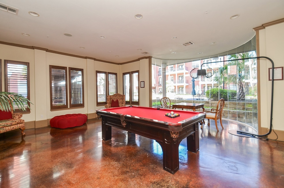 Beautiful lounge with Pool Table, Coffee bar, BIG