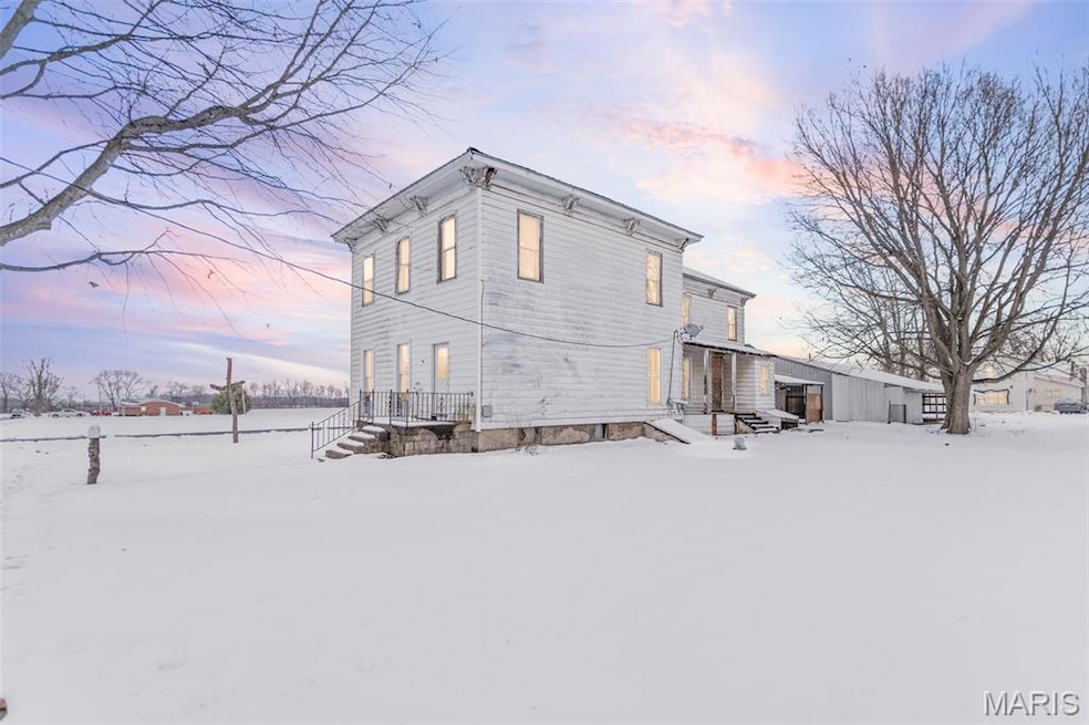 102 N 4th St, Carrollton, IL 62016 - photo 1