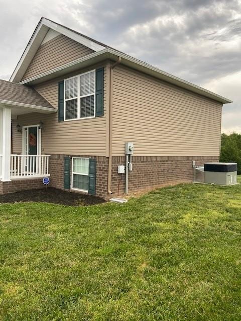 Side view of this spacious home. Recently pressured washed! New HVAC unit.
