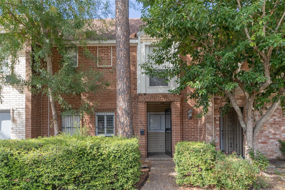 1404 Walnut Bend Ln unit 23, Houston, TX 77042 - photo 1