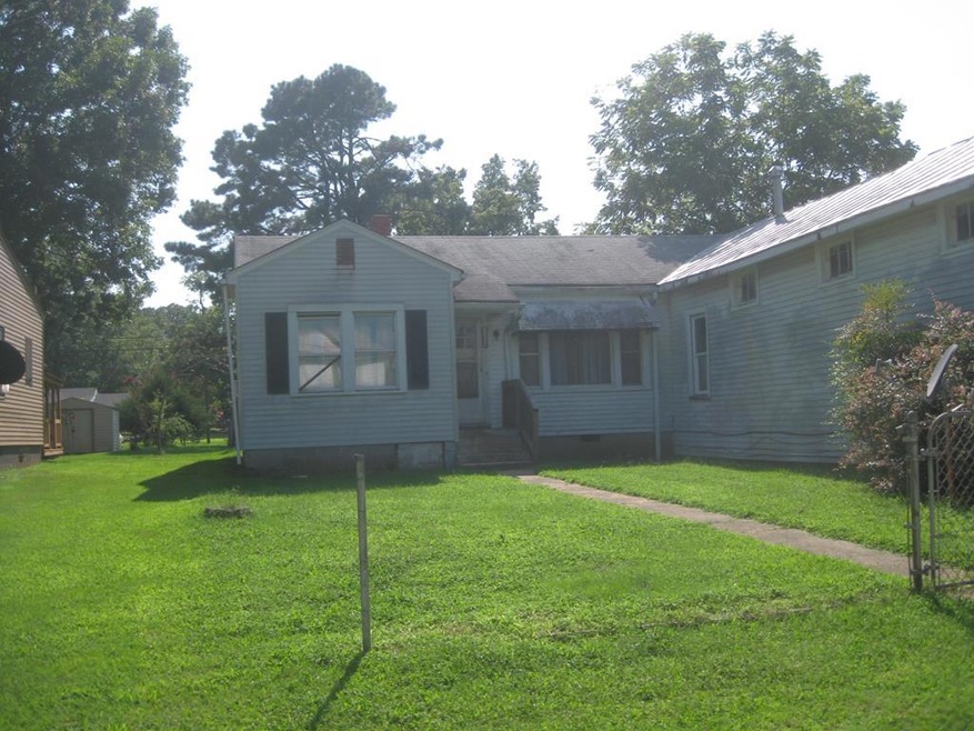 1203 Mecklenburg Ave, Victoria, VA 23974 - photo 1