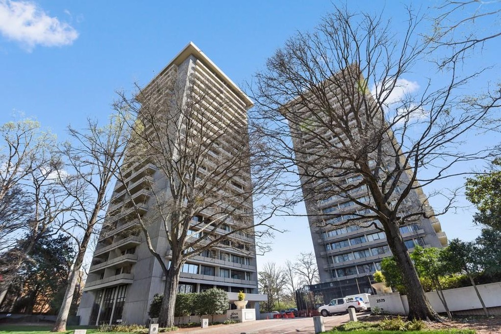 Plaza Towers is in the perfect location along Peac