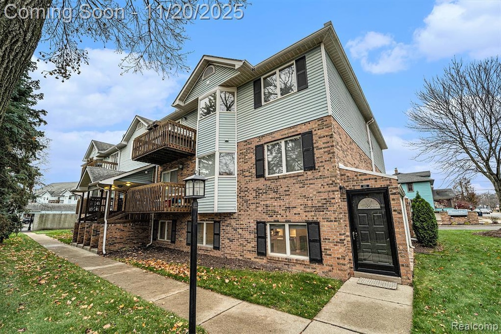 102 Pinewood Cir, Plymouth, MI 48170 - photo 1