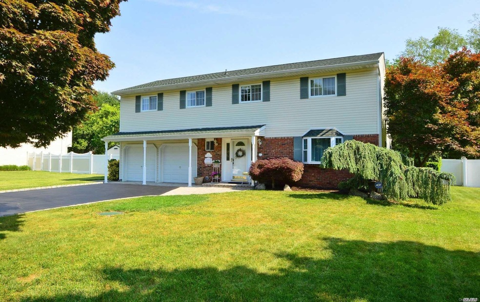 2 Cutchogue Ln, ComMacK, NY 11725 - photo 1