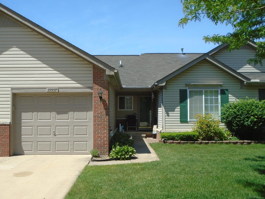 29937 Kenwood Ct, Roseville, MI 48066 - photo 1
